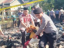 Puluhan Personel Polres Tulang Bawang Barat Gelar Bhakti Sosial, Bersihkan Puing-Puing Kebakaran ditiyuh Panaragan.